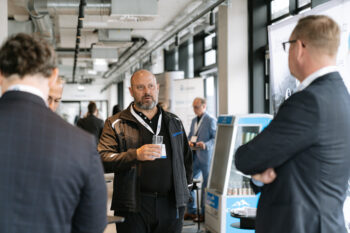Zwei Männer in Businesskleidung sprechen mit einander